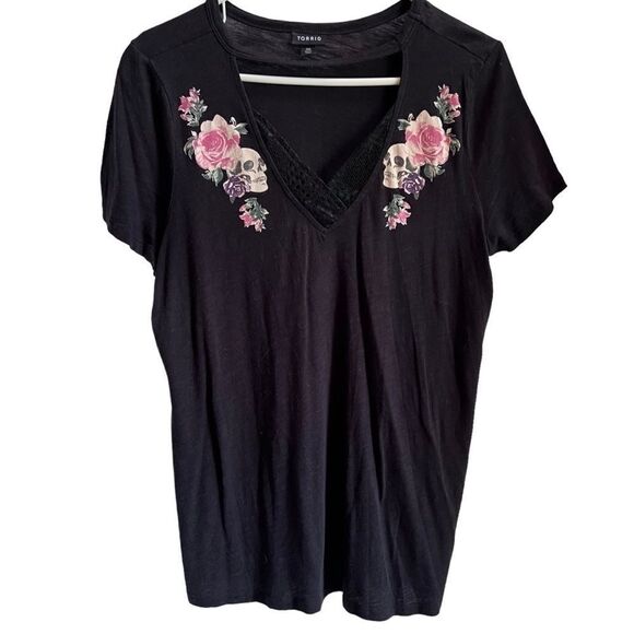Torrid black with pink floral skulls lace v neck tee 00 - Picture 1 of 8